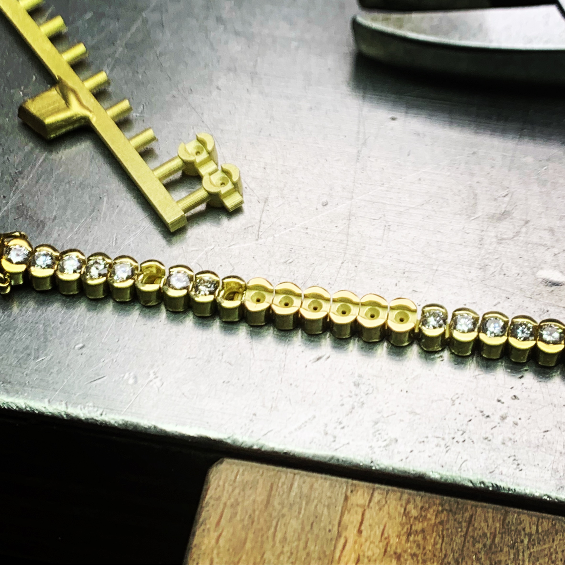 Diamantcollier während der präzisen Fertigung in der Werkstatt